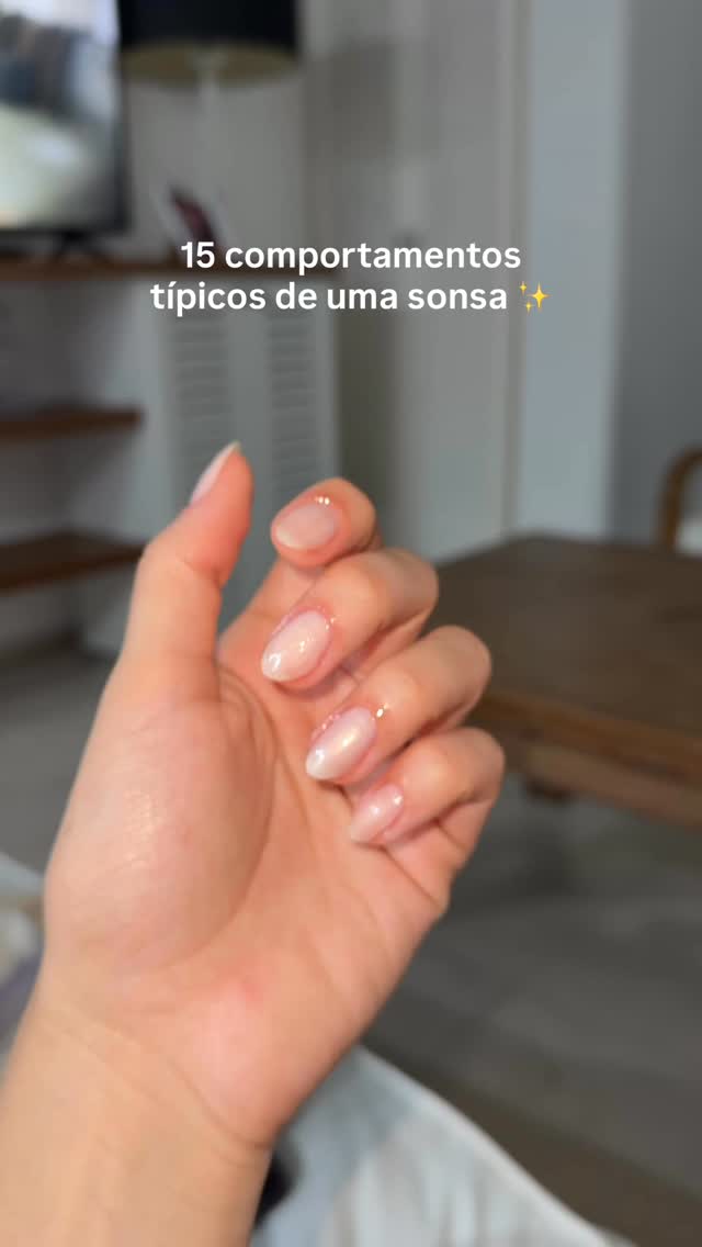 👇🏻✨

1.	Espera alguém salvar a vida dela
Sempre terceiriza decisão, resultado e responsabilidade.

	2.	Aceita migalha e ainda agradece
Baixo padrão virou normal.

	3.	Não sabe dizer não
Troca respeito por aprovação.

	4.	Prefere agradar os outros do que se respeitar
Se abandona